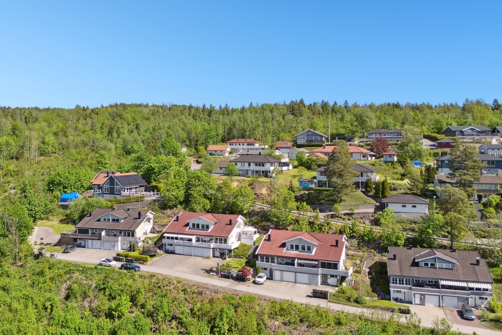 Vidars vei 30 har en ettertraktet beliggenhet i en blindvei. Det er gangavstand til blant annet skole, barnehage, turområder og matbutikk. For øvrig er det kort avstand til E18. Galleribilde