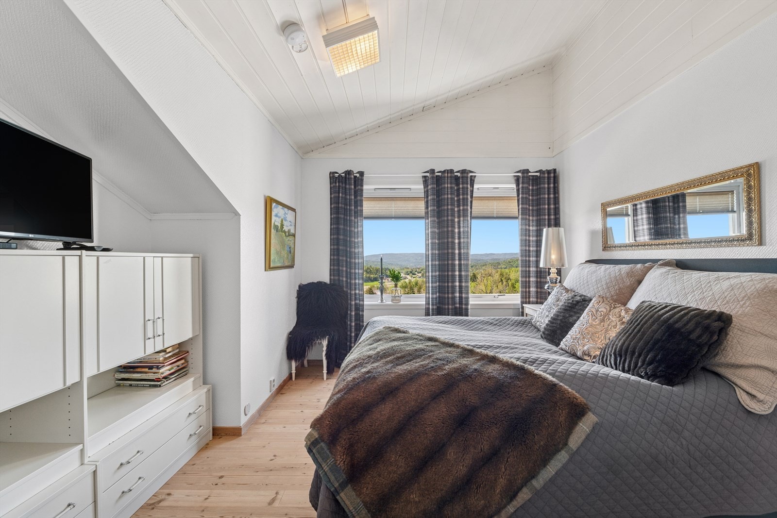 Boligen har 3 soverom som er lokalisert i denne etasjen, hvor vi ser hovedsoverommet avbildet. Galleribilde