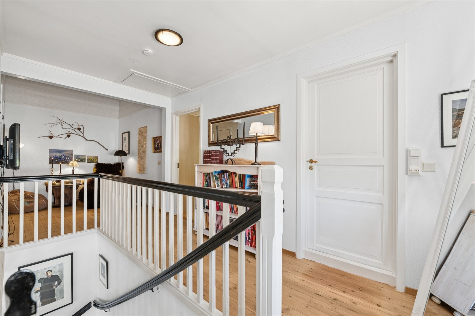 Vel tilbake i boligen forsetter vi gjennomgangen med boligens 2. etasje. Galleribilde