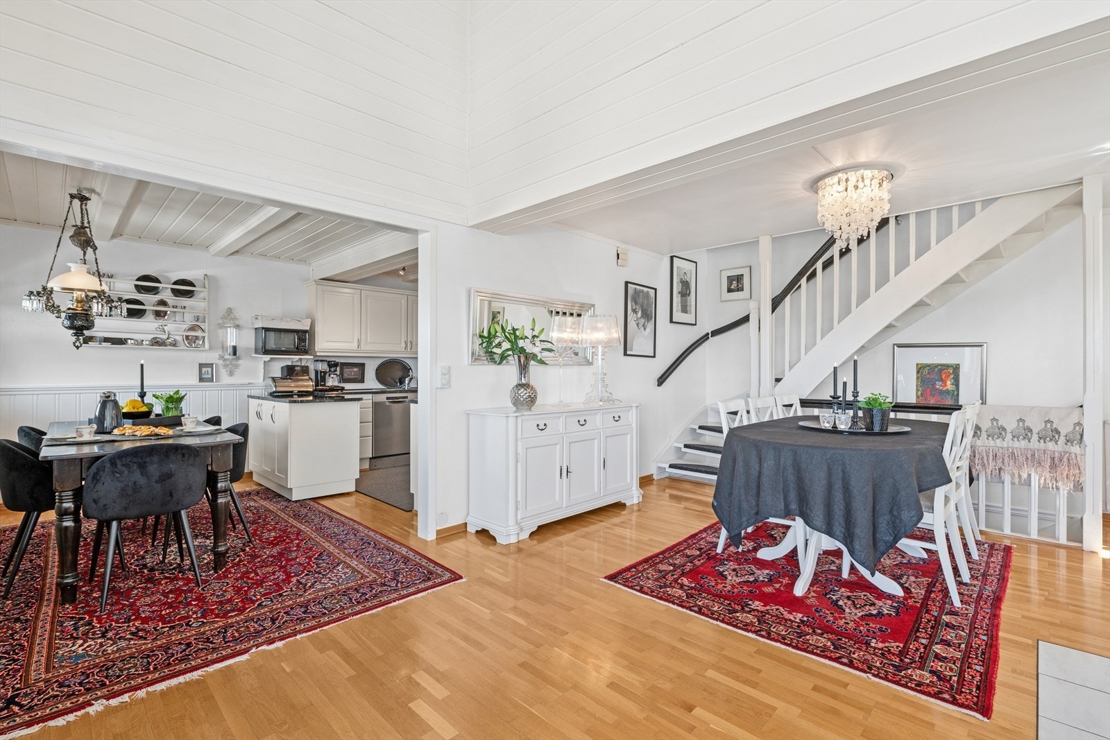 Rommet har en fin utforming med mange muligheter for møblering etter ønske. Her kan en innrede med blant annet TV-krok med tilhørende møblement og stort spisebord. Galleribilde