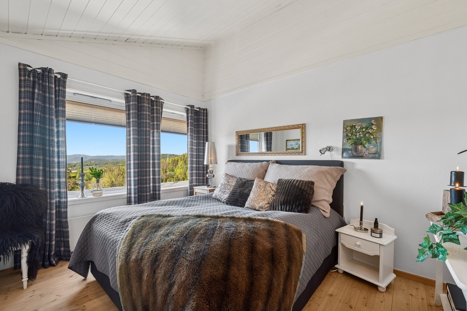 Rommene har god plass til seng med tilhørende nattbord og ønskede garderobeløsninger. Galleribilde