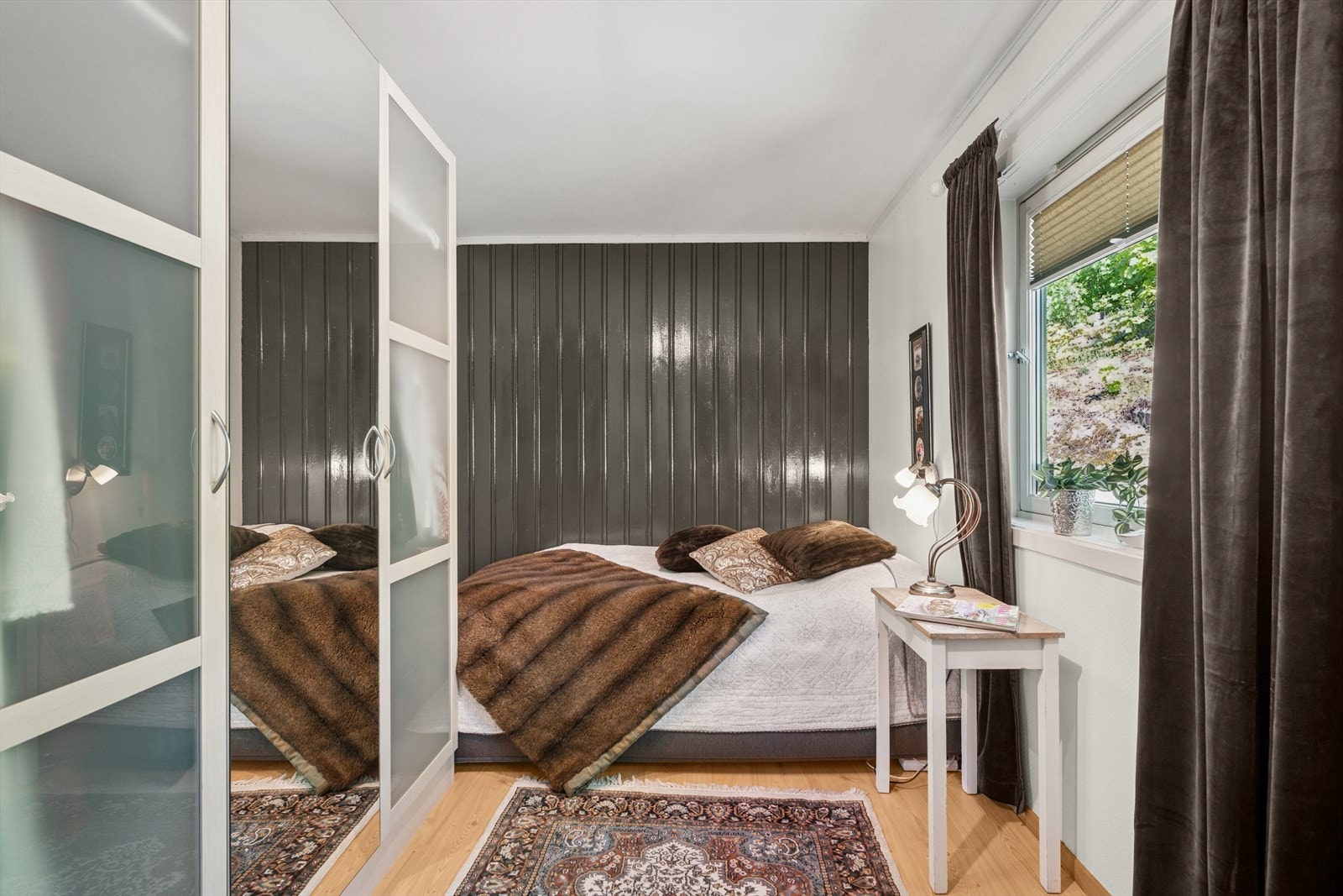 De øvrige soverommene er i likhet med hovedsoverommet romslige, har en moderne gjennomførelse og montert gode garderobeløsninger. Galleribilde