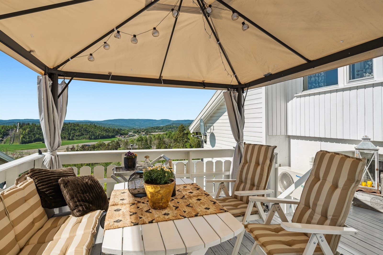 Her kan en nyte koselige sommerkvelder til en fantastisk utsikt. Galleribilde