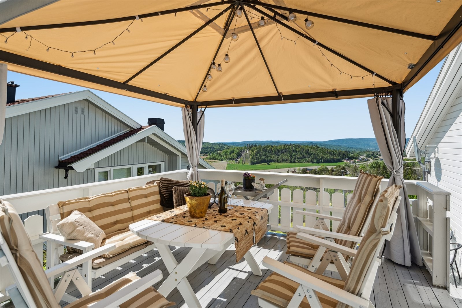 Det øvrige terrasseområdet har montert paviljong, fint utsikt og gode solforhold. Galleribilde