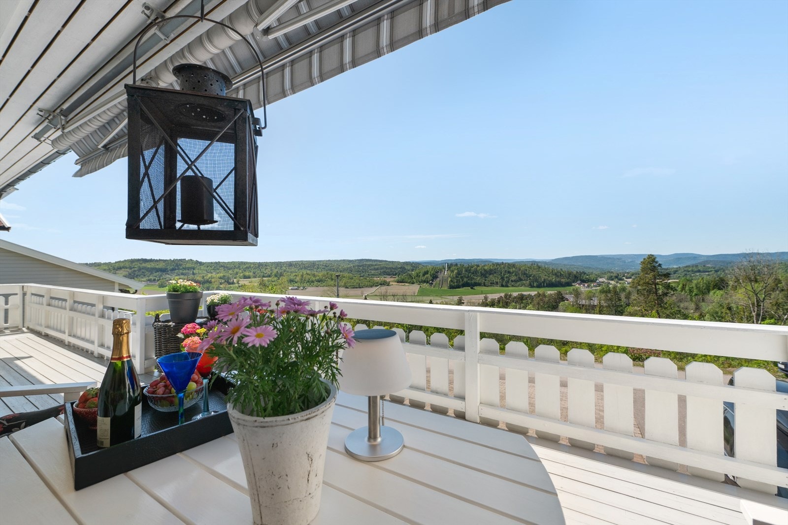 Fra terrassen er det flott utsikt og gode solforhold. Galleribilde