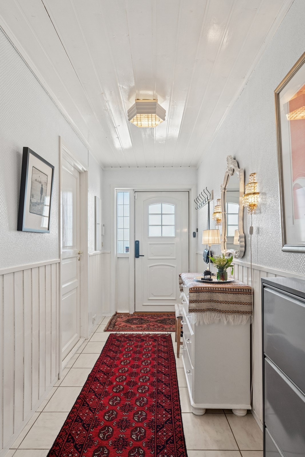 Det er et koselig vindfang med god plass som ønsker deg velkommen inn fra gårdsplassen. Galleribilde