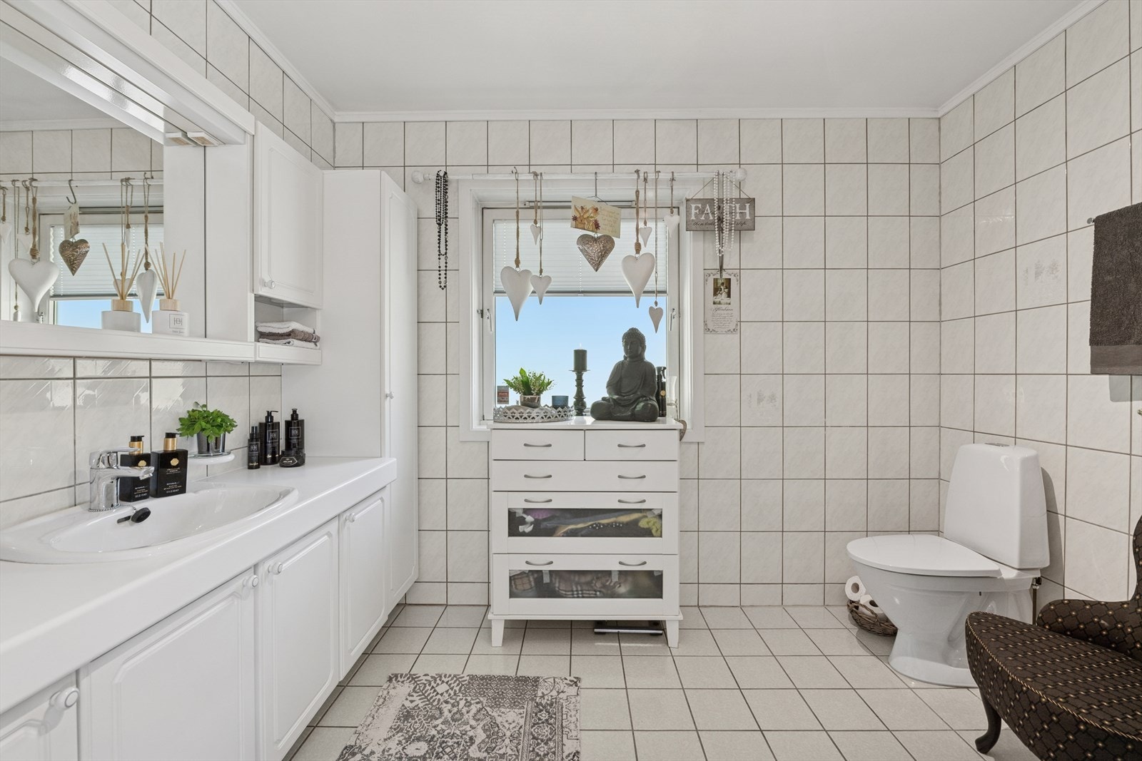 Stort og pent baderom med flislagt gulv og vegger. Galleribilde