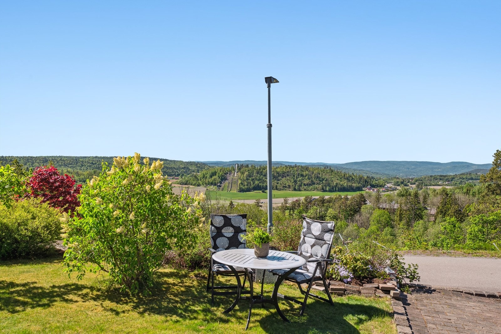 Det er fin utsikt over landlige omgivelser og gode solforhold med sol fra morgen til kveld. Galleribilde