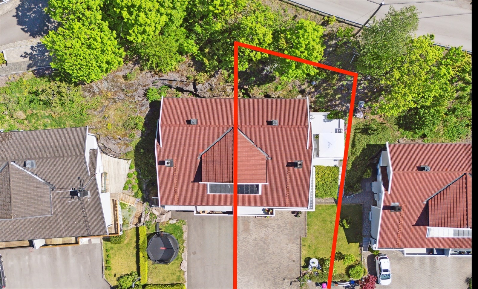 Boligen har en velstelt tomt. Markering er kun ment som en illustrasjon, avvik til virkeligheten vil forekomme. Galleribilde