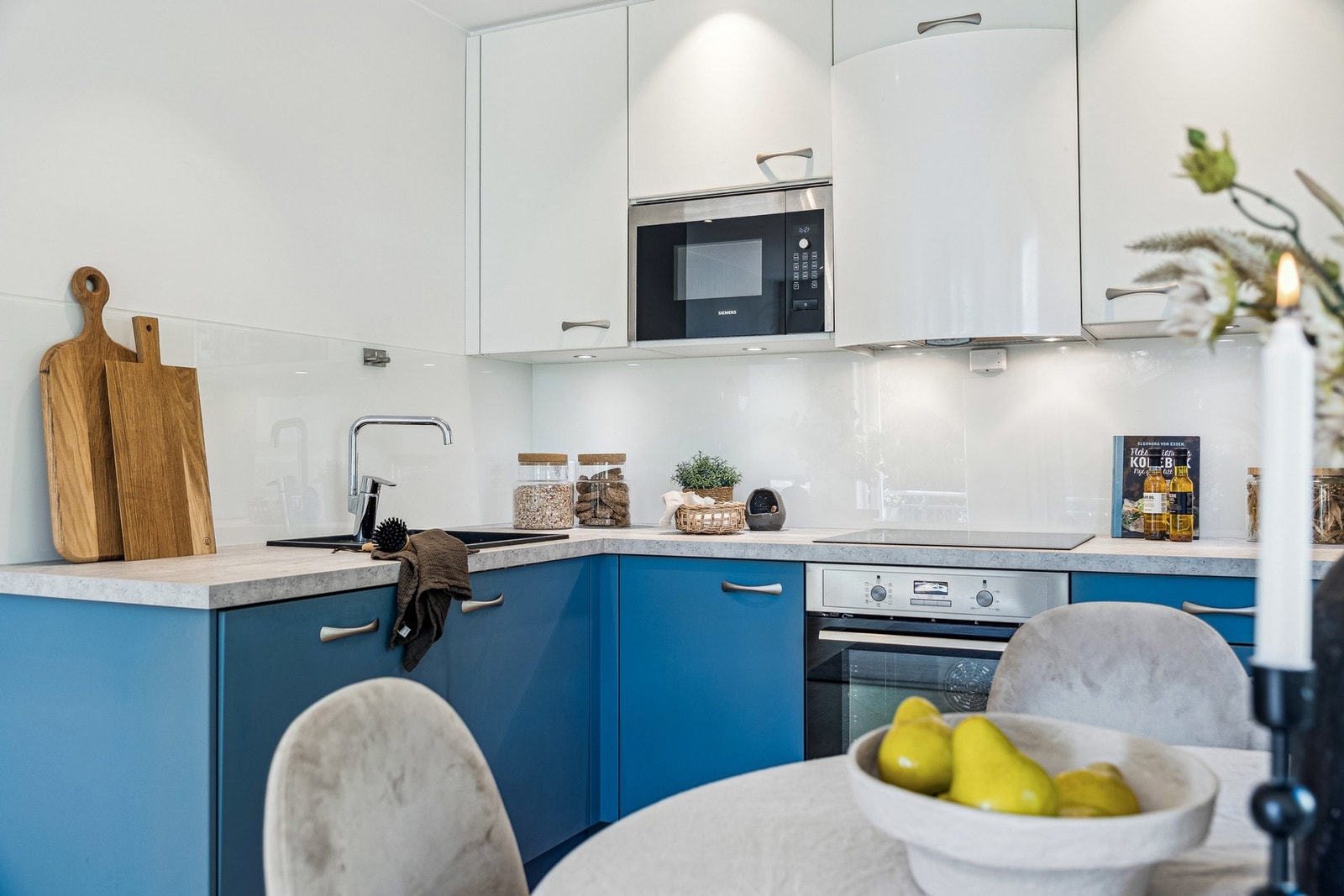 Kjøkkenet har integrerte hvitevarer som stekeovn, platetopp, oppvaskmaskin, mikrobølgeovn og kjøleskap med fryser. Det er også installert vannstopper med fuktsensor og komfyrvakt for ekstra trygghet. Galleribilde