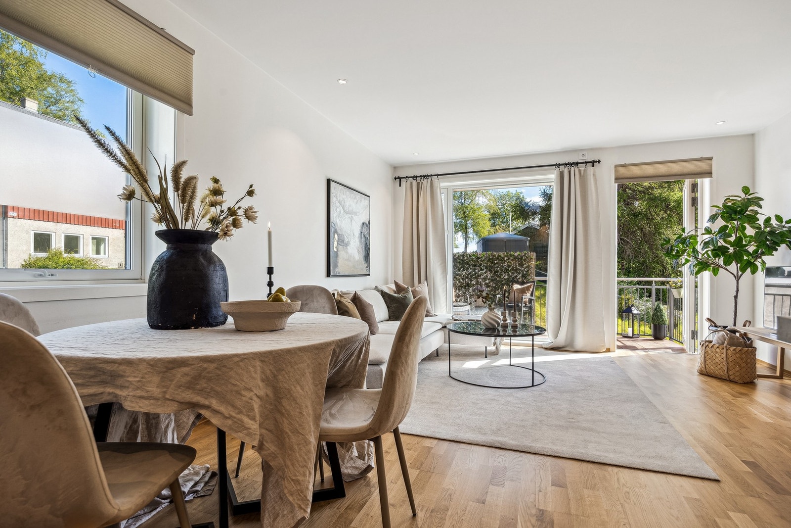 Stue og kjøkken utgjør sammen et luftig og romslig allrom på 25 kvm. med tydelig definerte romsoner. Galleribilde