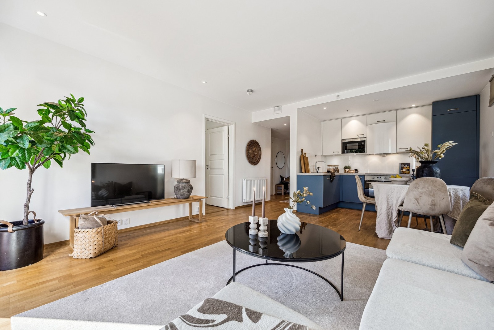 Det er installert spotlights i taket på stue, kjøkken og bad, noe som gir god belysning og et moderne, stilrent preg. I tillegg har selger valgt ekstra lag med gips mellom hovedsoverom og stue som tilvalg for bedre lydisolasjon og økt privatliv. Galleribilde