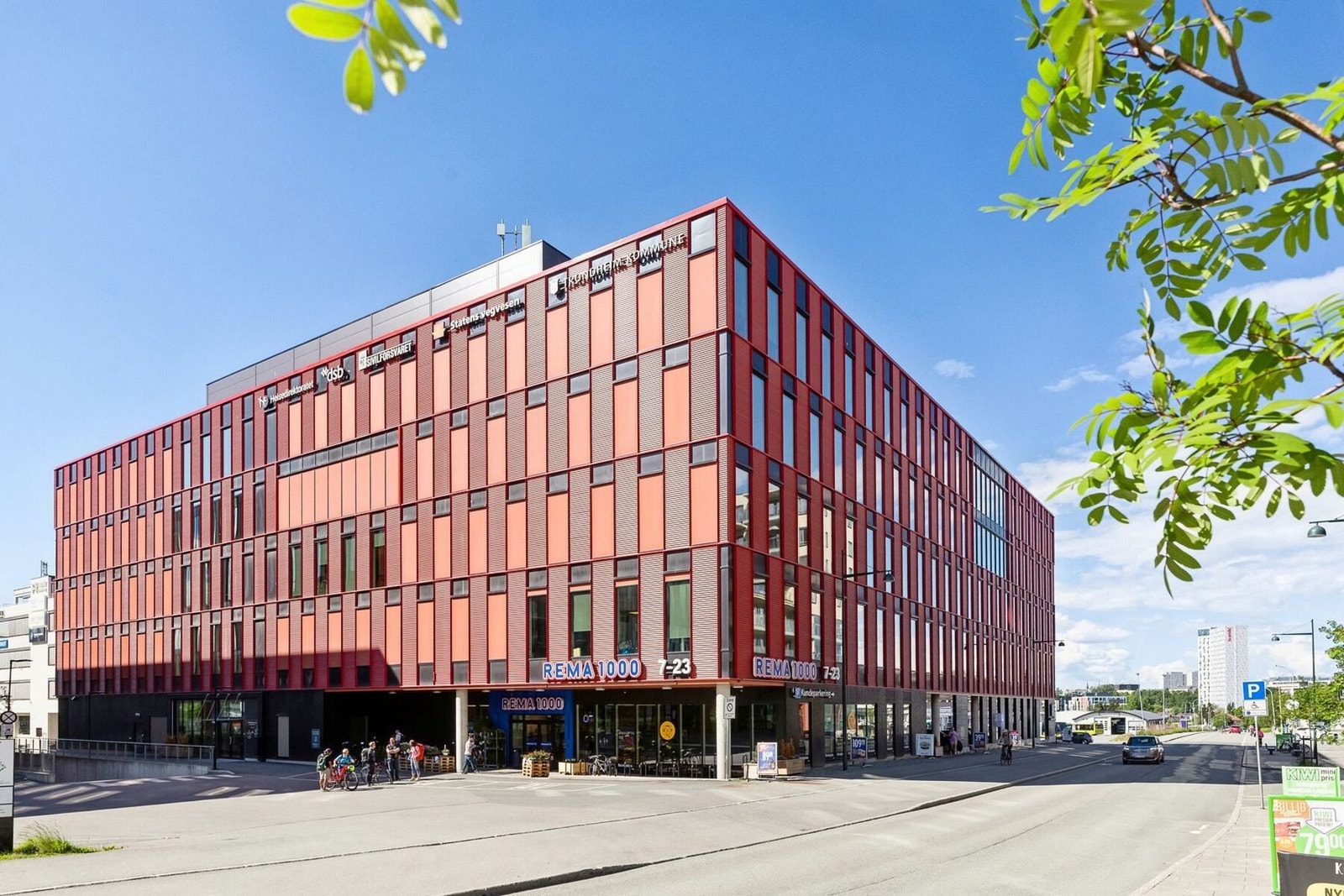 Innen 200 meters gangavstand finner du både KIWI og Rema 1000, samt frisør, blomsterbutikk og dyrebutikk. Galleribilde