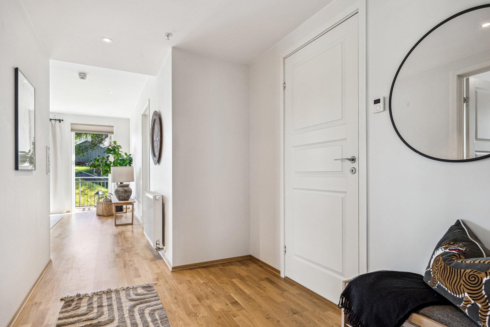 Selger opplyser at strømforbruket har vært på ca. 5 500 kWh i året - et lavt forbruk som vitner om en energieffektiv bolig. Galleribilde