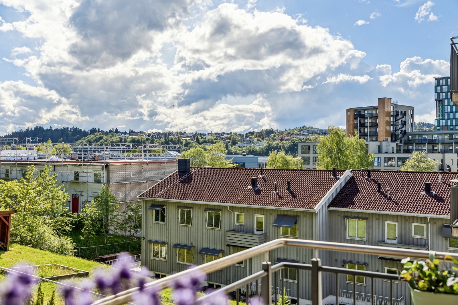 Leiligheten ligger i et område preget av positiv utvikling, noe som gjør den interessant for både førstegangskjøpere og dem som vurderer bolig som investering. Galleribilde