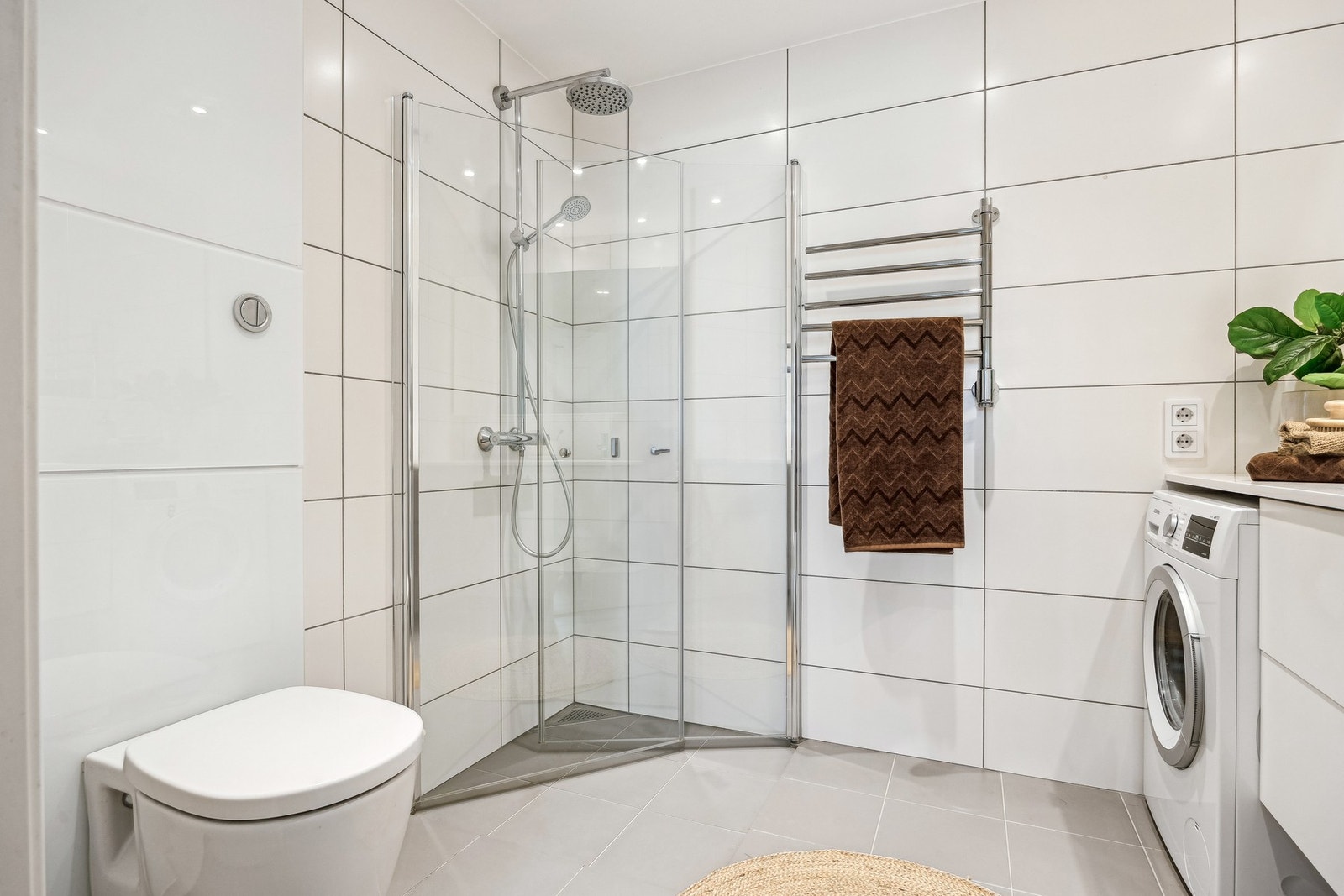 Håndklevarmer på badet - et praktisk tilvalg som gir ekstra komfort i hverdagen. Galleribilde