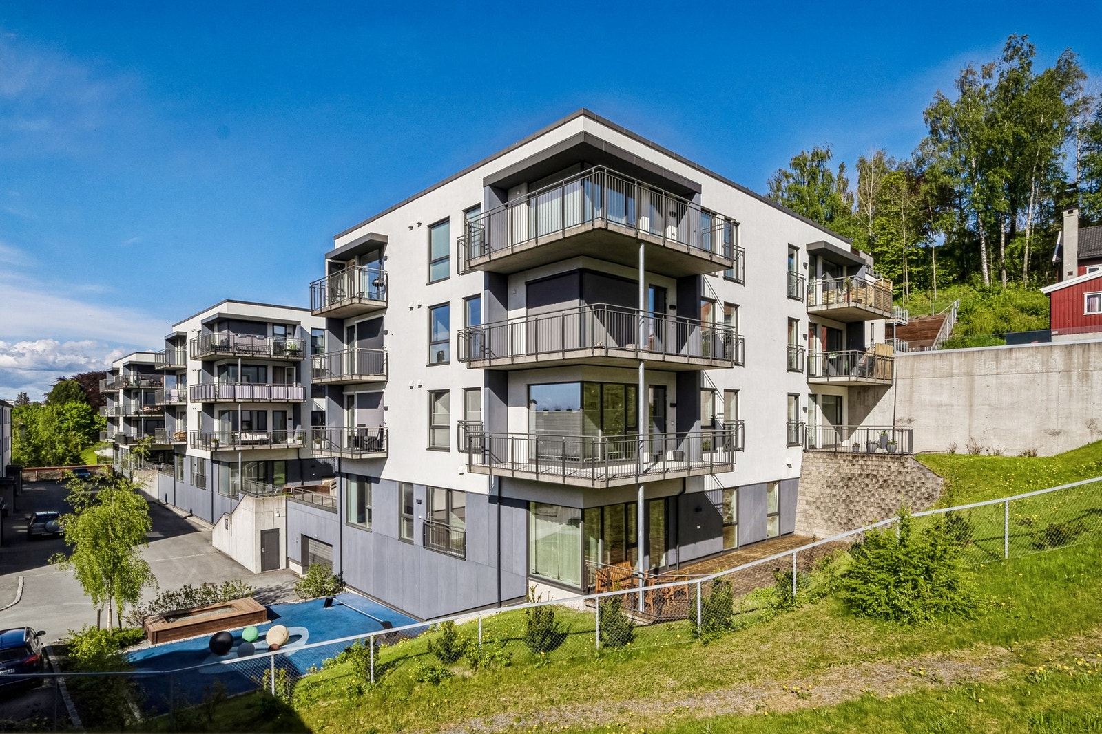 Velkommen til visning! - Leiligheten har enkel adkomst fra begge sider av bygget via heis, enten fra Klæbuveien eller Øystein Møylas veg. Galleribilde