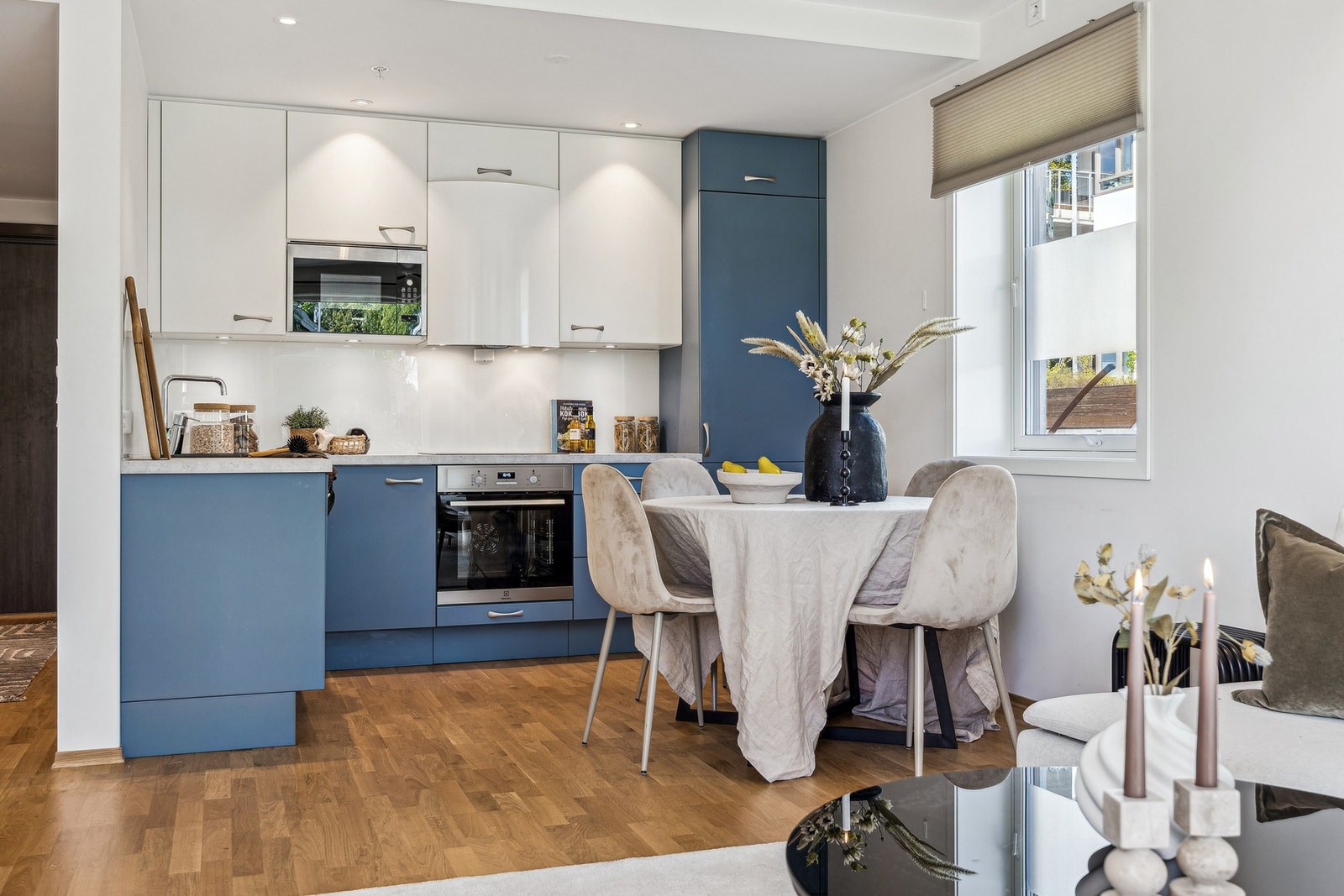 I overgangen mellom stue og kjøkkensone er det god plass til spisebord - en praktisk og naturlig plassering. Galleribilde