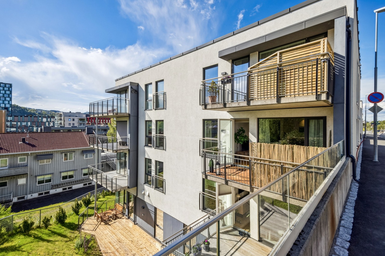 Fra Øystein Møylas veg 18A har du kort vei til byens største studiesteder - kun ca. 2,5 km til NTNU Gløshaugen, 3,5 km til NTNU Kalvskinnet, 5,5 km til NTNU Dragvoll og 6 km til Handelshøyskolen BI - Campus Trondheim. Galleribilde