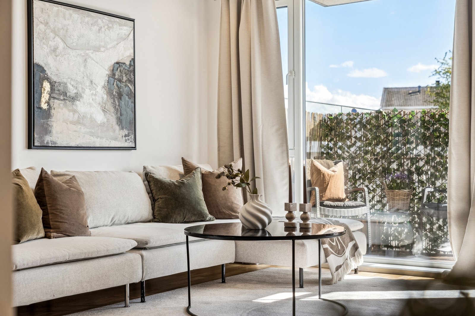 Leiligheten har moderne kvaliteter som fjernvarme, balansert ventilasjon og heis i bygget. Kabel-TV, internett og fjernvarme er inkludert i de månedlige felleskostnadene. Galleribilde