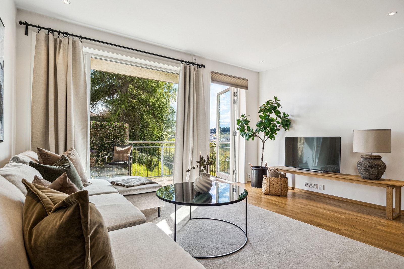 Fra stuen er det utgang til en solrik, sørvendt balkong med utsikt mot frodige grøntarealer som bidrar til en fredelig og naturnær atmosfære. Galleribilde