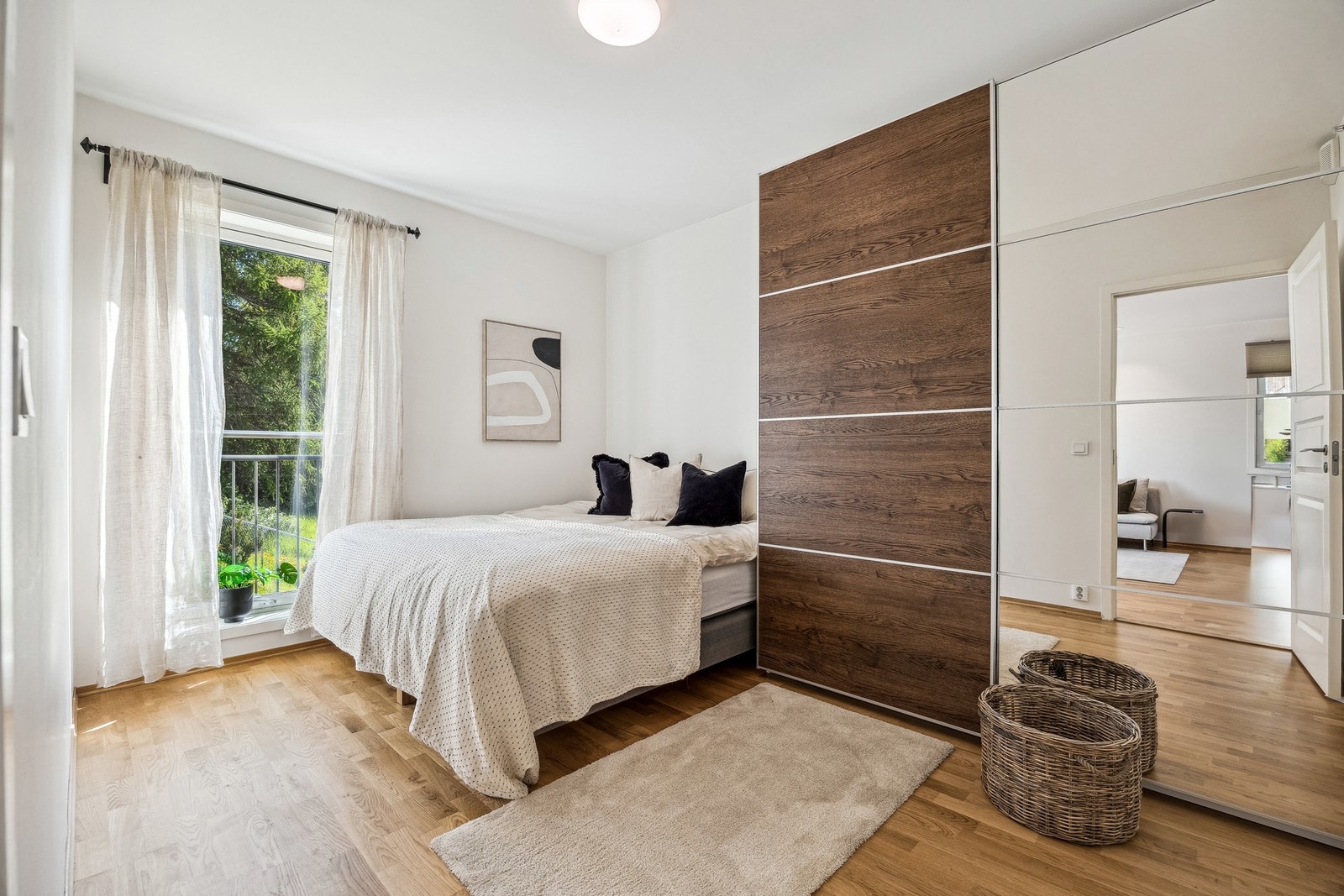 God planløsning med adskilte soverom på hhv. 8 og 11 m² gjør boligen ideell for deg som ønsker å bo selv og leie ut det ene rommet. Arealet er utnyttet svært godt, og rominndelingen gir både privatliv og fleksibilitet. Galleribilde