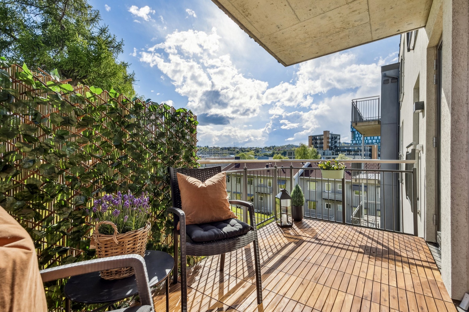 Den 8 kvm store balkongen vender mot sør og byr på rikelig plass til utemøbler - et perfekt sted for å slappe av. Galleribilde