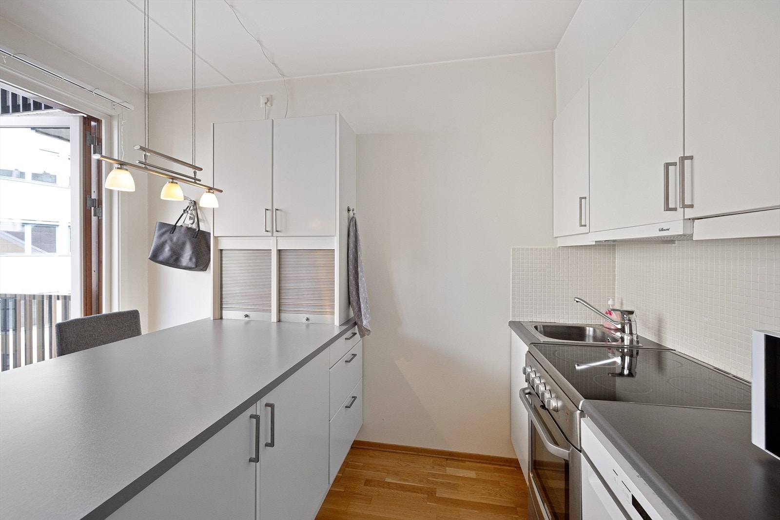 Det er avsatt plass til frittstående oppvaskmaskin og stekeovn. Galleribilde