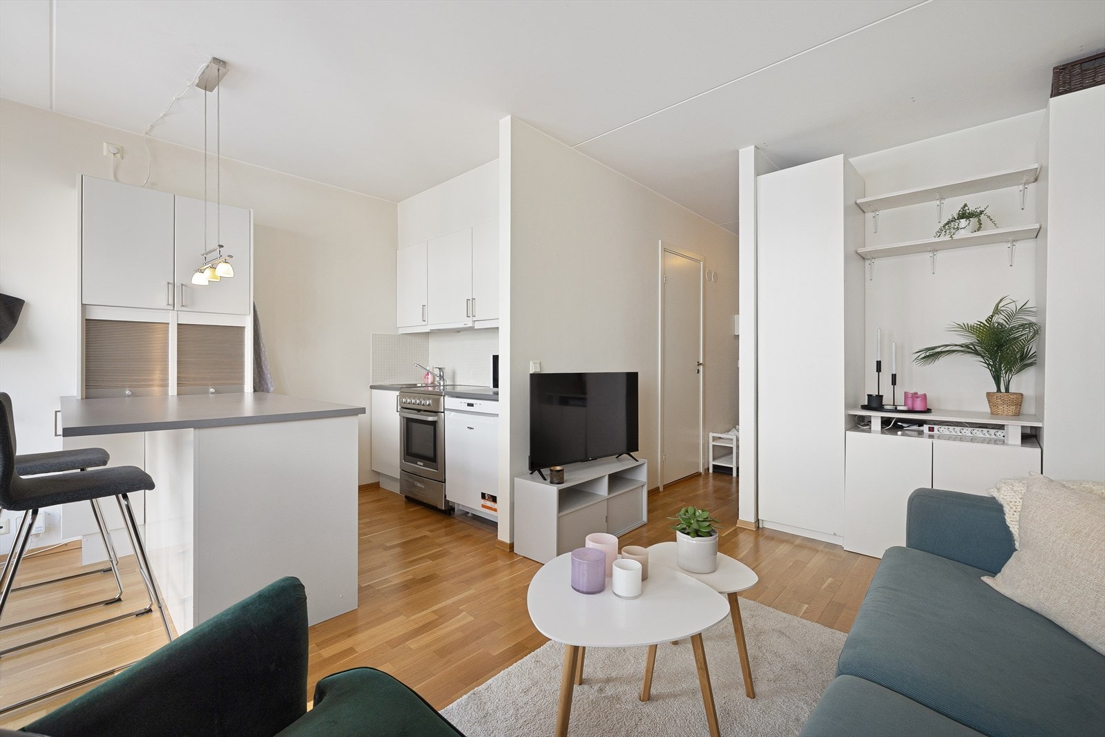 Leiligheten har overflater fra 2007 med tre-stavs parkett og lyse vegger. Himlingshøyden er oppmålt til 2,54 meter. Galleribilde