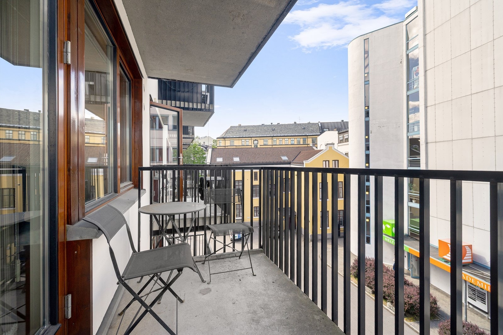 Fra stuen er det utgang til en hyggelig, vestvendt balkong på ca. 4 kvm. Galleribilde