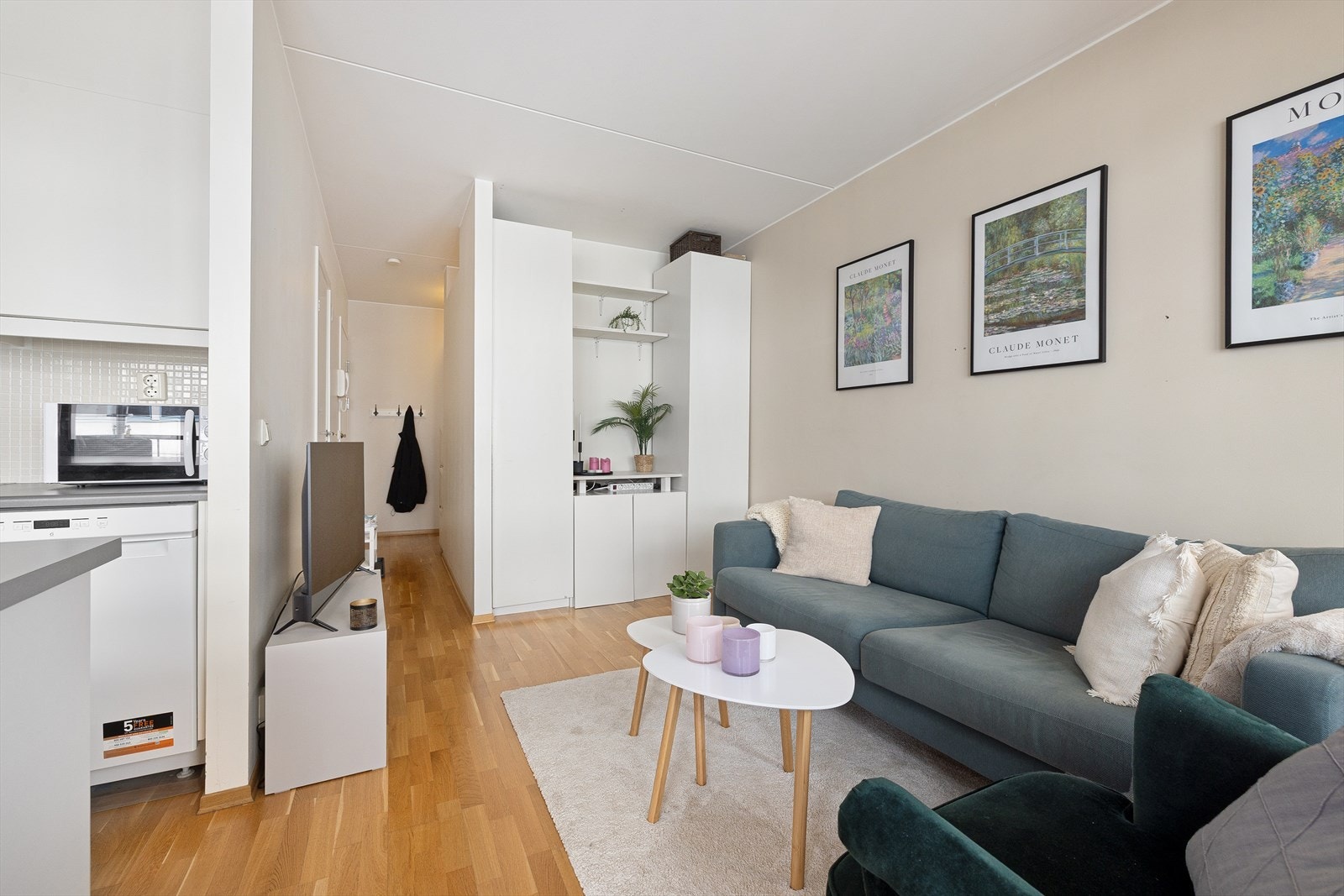 I stuen er det god plass til sofagruppe med tilhørende stuemøblement som bord og tv-benk. Galleribilde