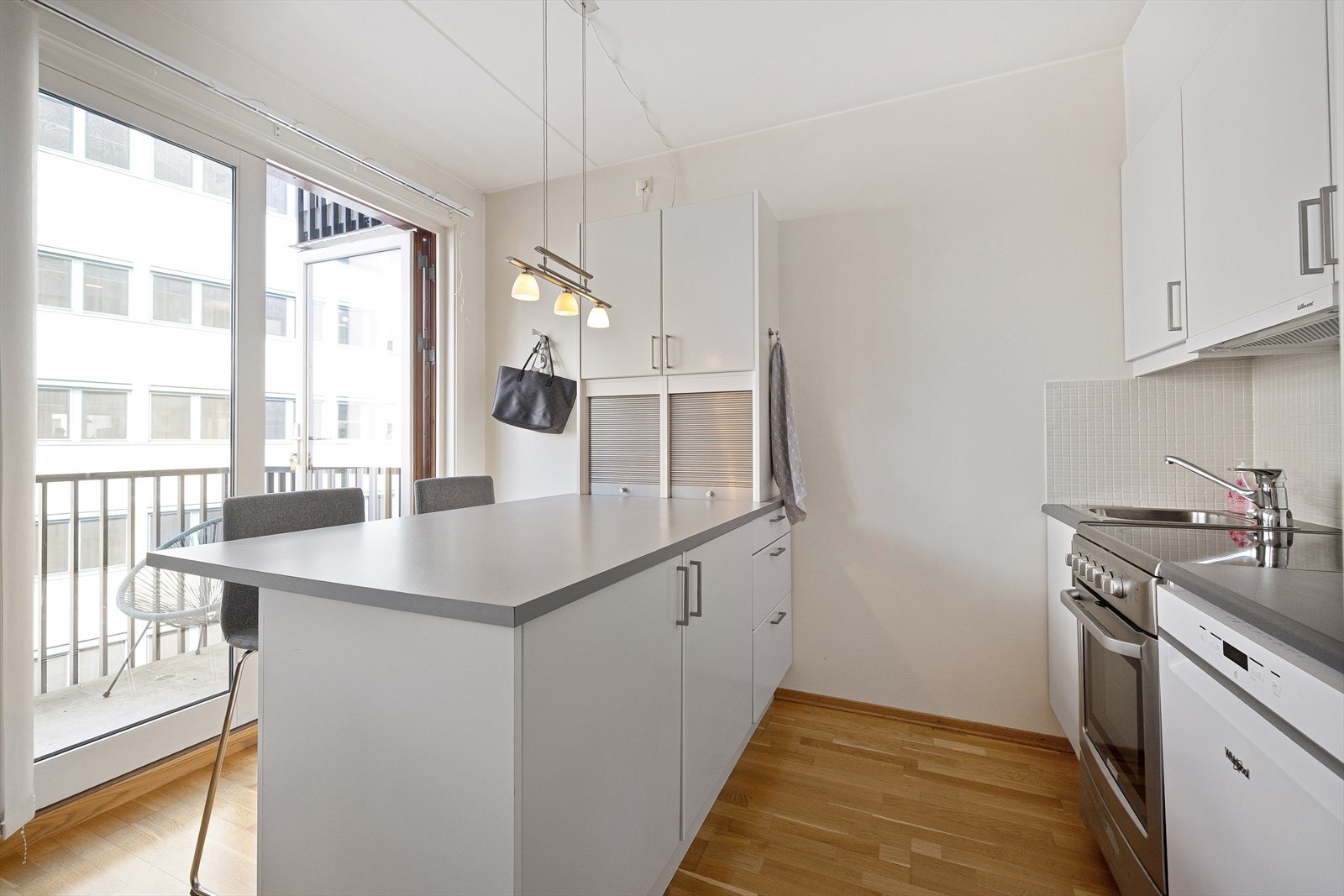 Pent og effektivt kjøkken med spiseplass og barløsning. Galleribilde