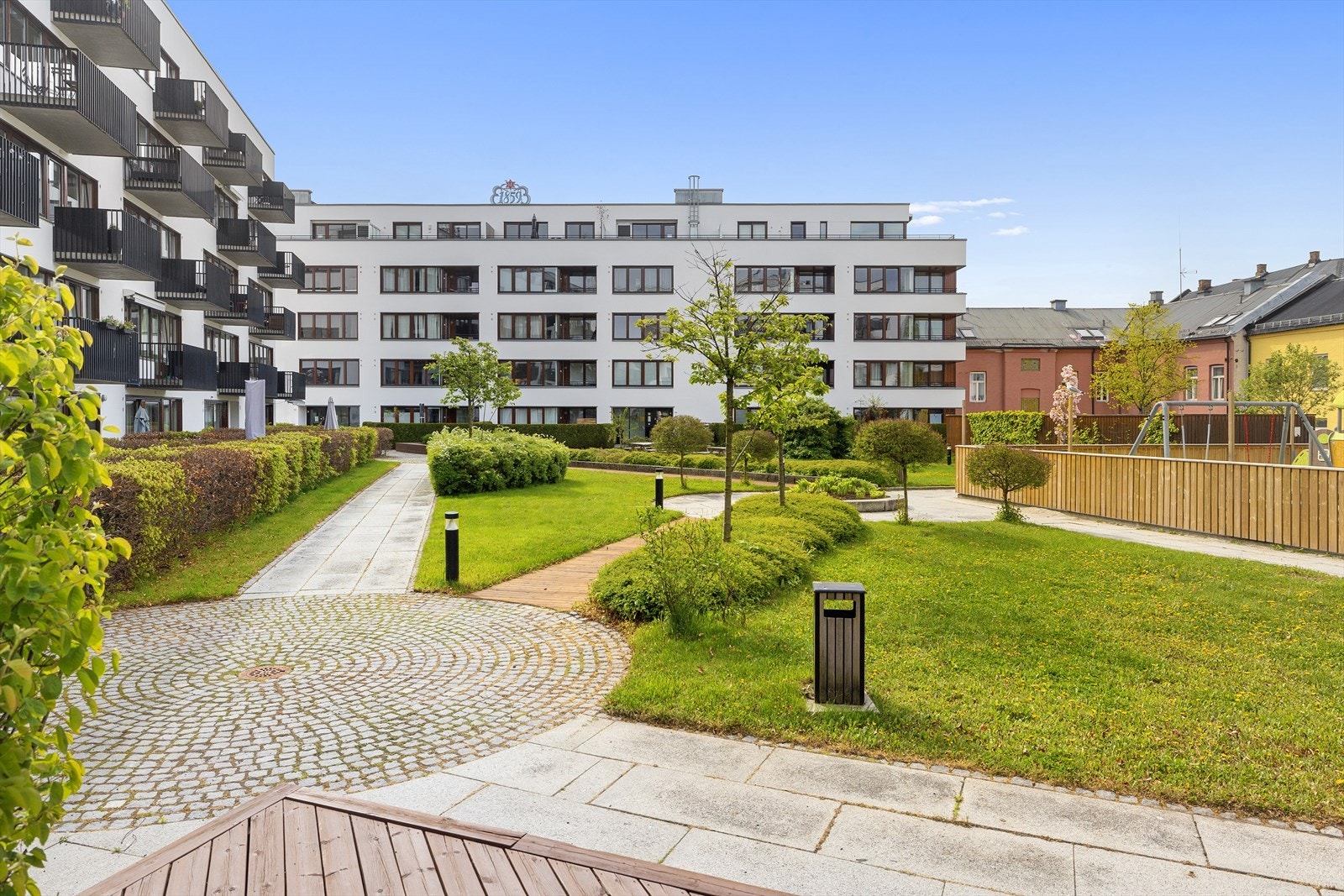 Sameiet har en idyllisk og frodig bakgård, kun for beboerne. Galleribilde