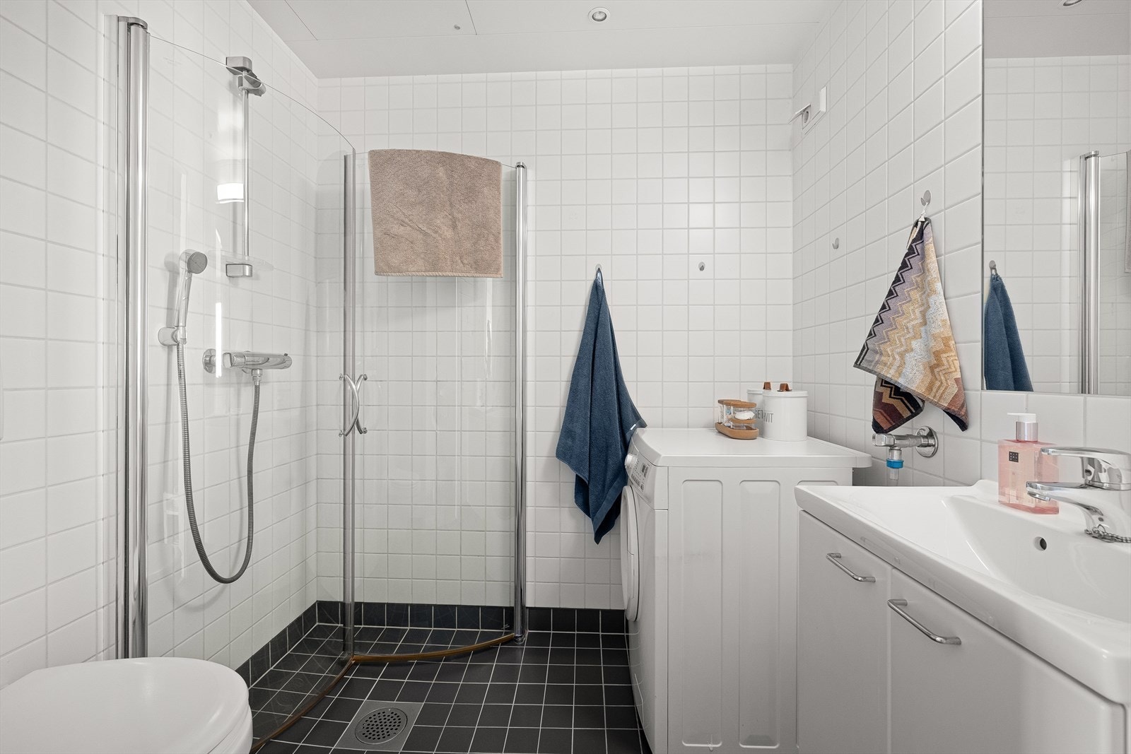 Flislagt og tidløst bad fra 2008. Badet har overflater med fliser, elektriske varmekabler og belysning med spotter. Galleribilde