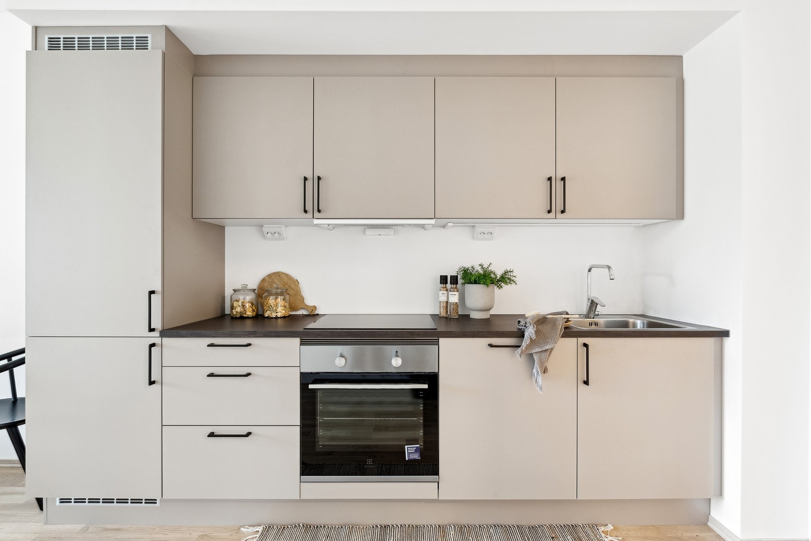 Moderne kjøkken fra 2023 med glatte fronter. Galleribilde