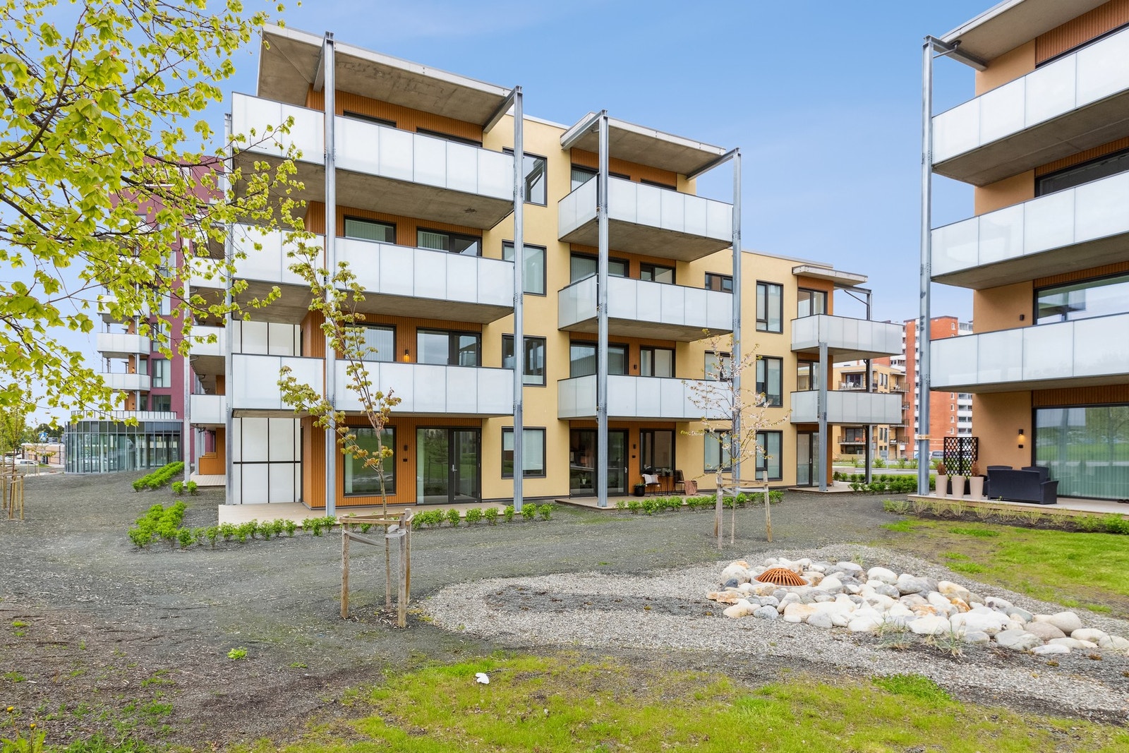 En lys og fin 3-roms leilighet fra 2023 i byggets 1. etasje. Galleribilde