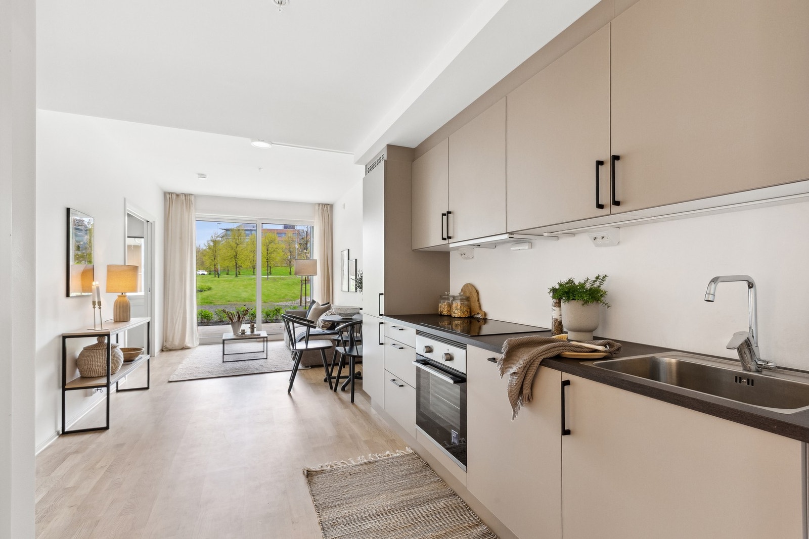 Kjøkkenet er lett og luftig med rikelig med skap og benkeplass. Foto: Charlotte Støle. Galleribilde