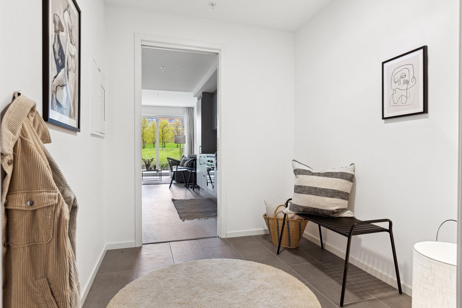 Vi ønsker deg velkommen inn! Her er det etablert gode løsninger til oppbevaring av yttertøy. Galleribilde