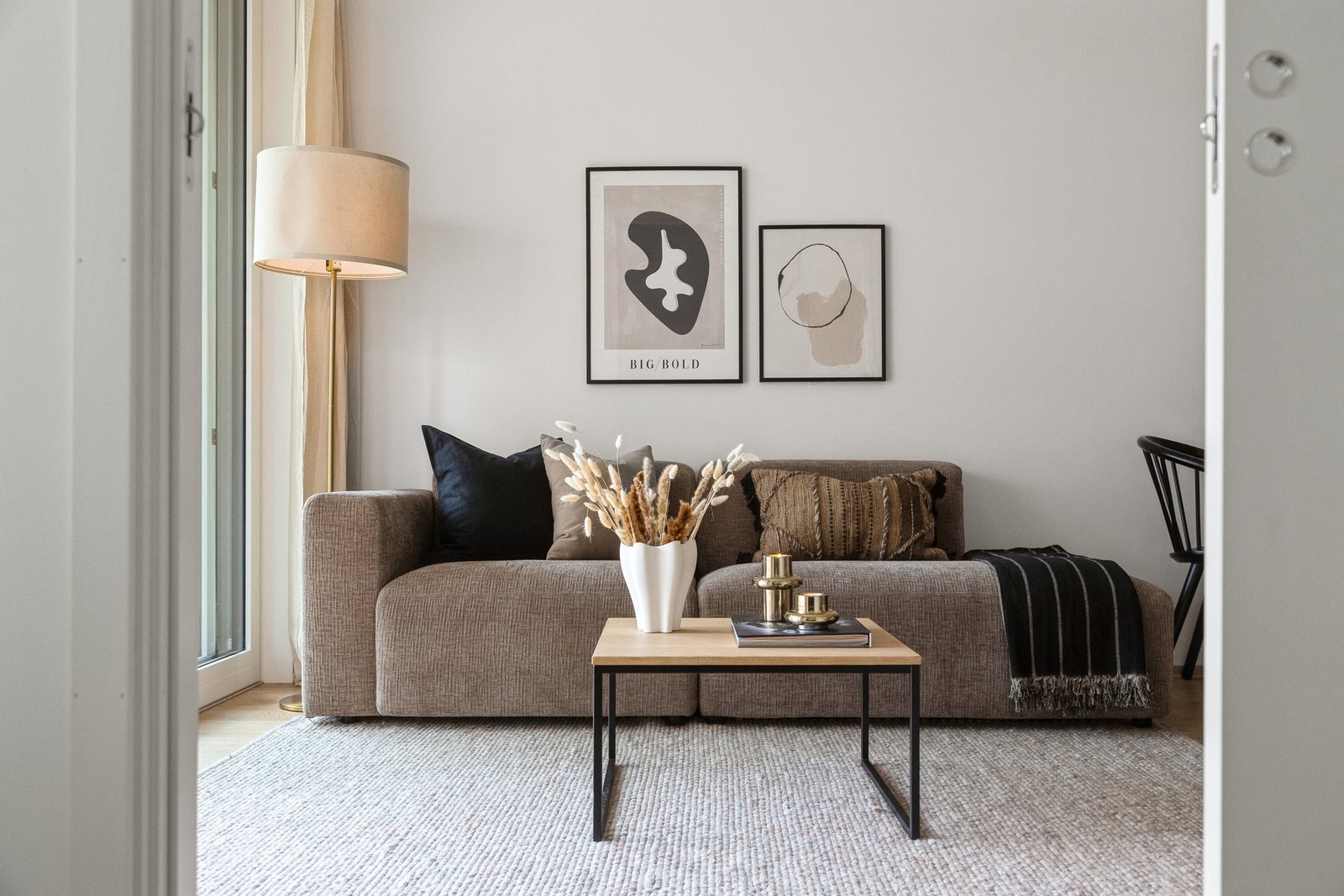 Stuen er malt i lyse farger som gjør det enkelt å sette sitt eget preg over rommet. Galleribilde