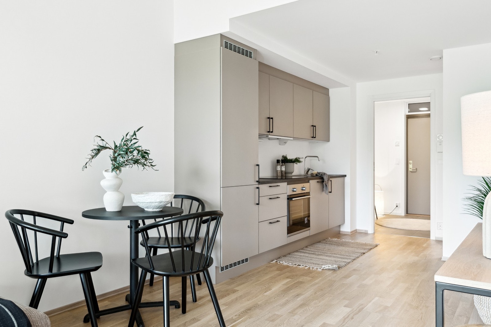 Kjøkkenet er utstyrt med Integrert stekeovn, platetopp, oppvaskmaskin og kjøleskap med fryser. Galleribilde