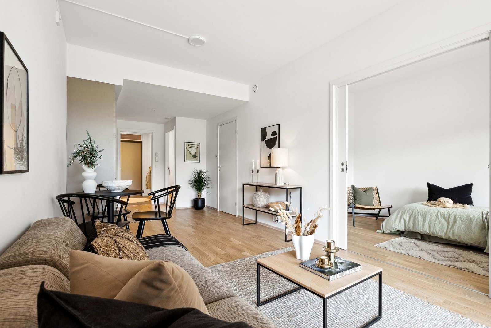 Her kan du enkelt innrede med sofa og tilhørende møblement. Galleribilde