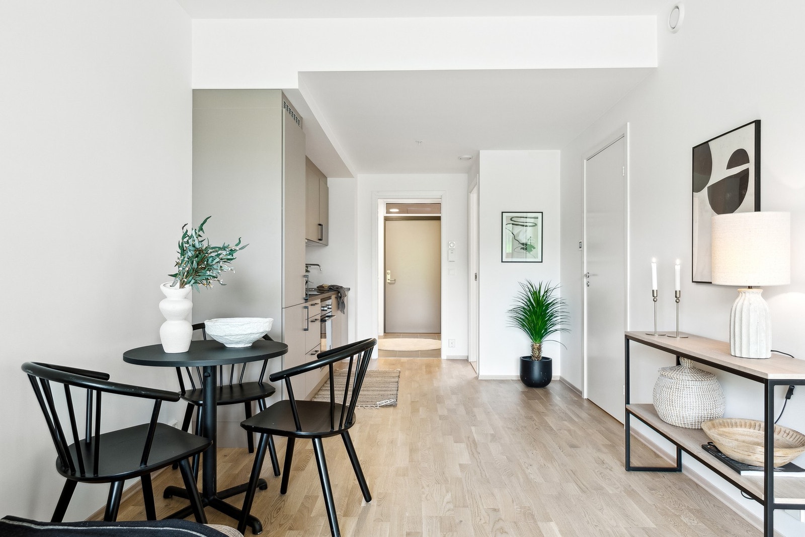 God plass til spisegruppe ved kjøkken, som gjør matlagingen sosial og innbyr til sosiale kvelder. Galleribilde