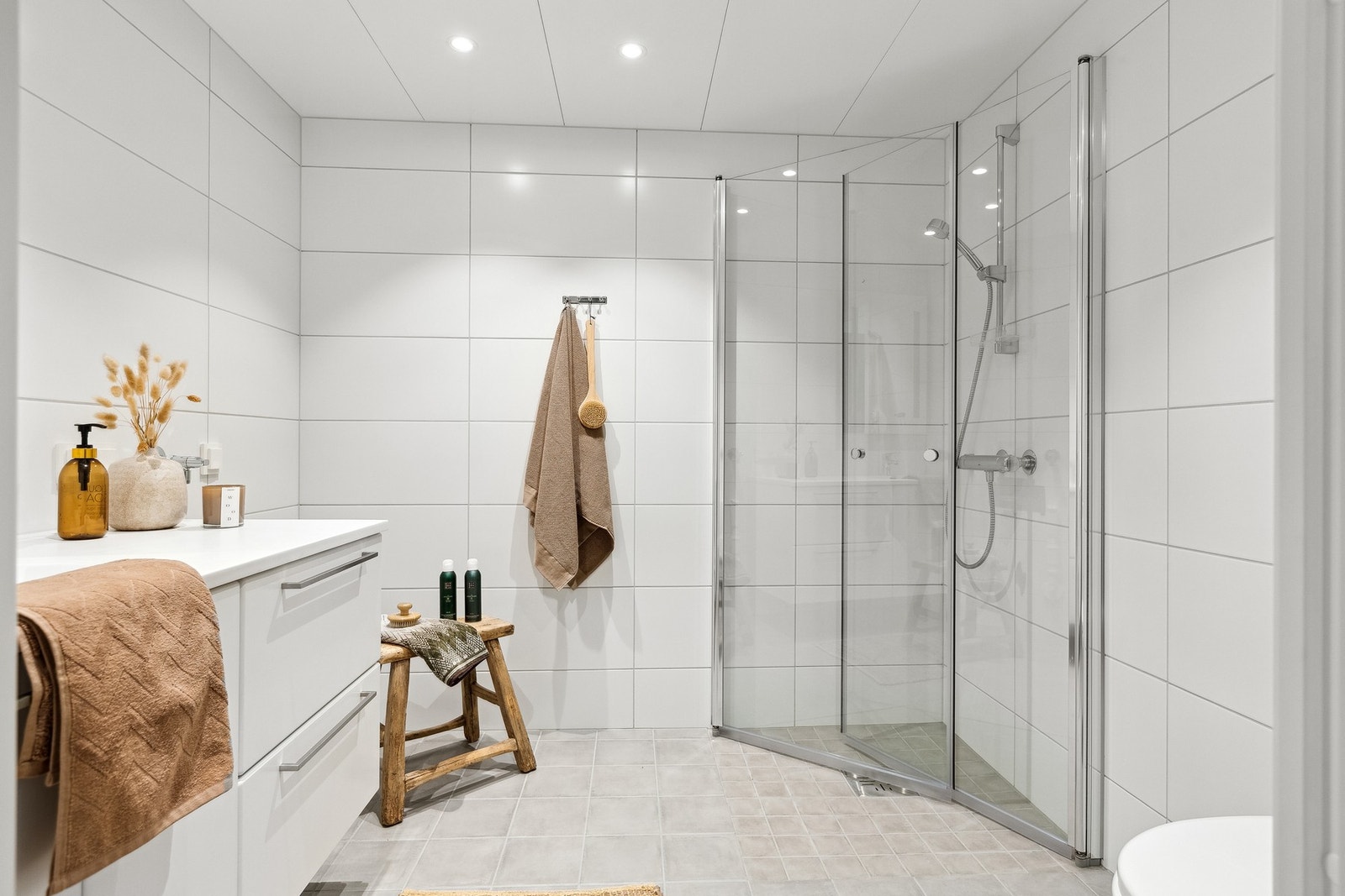 Badetrommet har vegghengt servantinnredning, dushjørne med dører og opplegg for vaskemaskin. Galleribilde