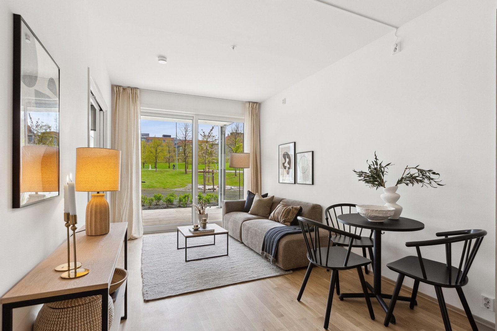 Fra stuen er det direkte utgang til en markterrasse på 17 kvm. Galleribilde