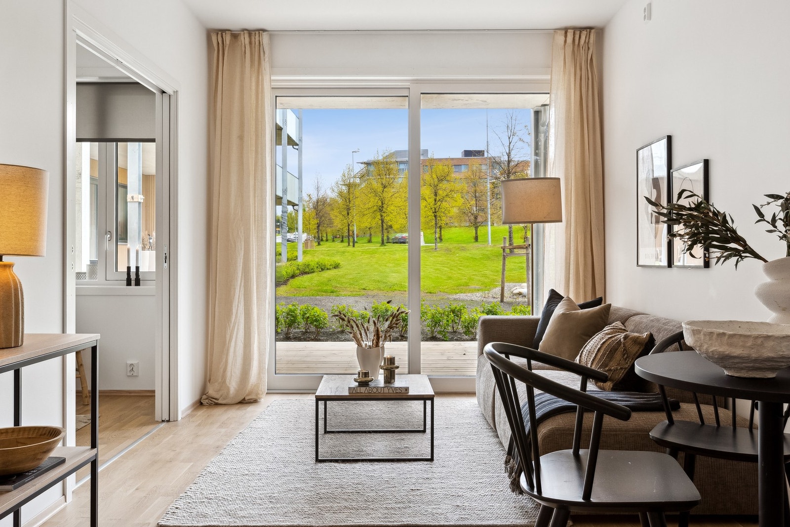 Stuen er lys og luftig med gode møbleringsmuligheter. Galleribilde