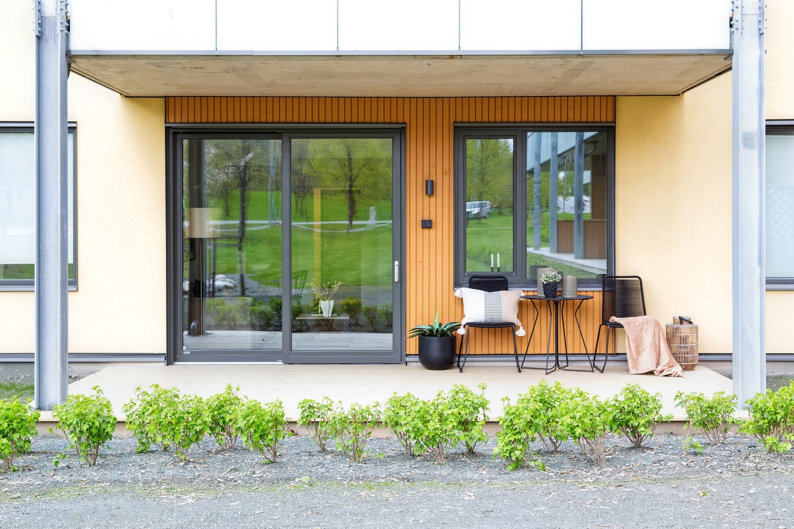 Fra stuen er det utgang til en stor markterrasse på 17 kvm. Galleribilde