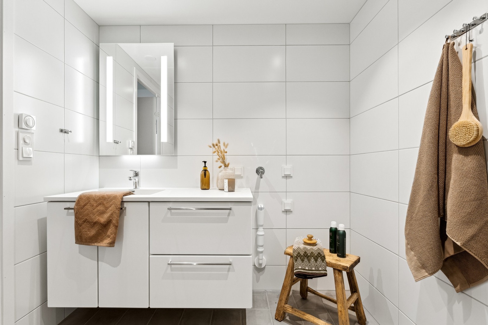 Stilrent baderom fra 2023 med flislagt gulv med varme. Galleribilde