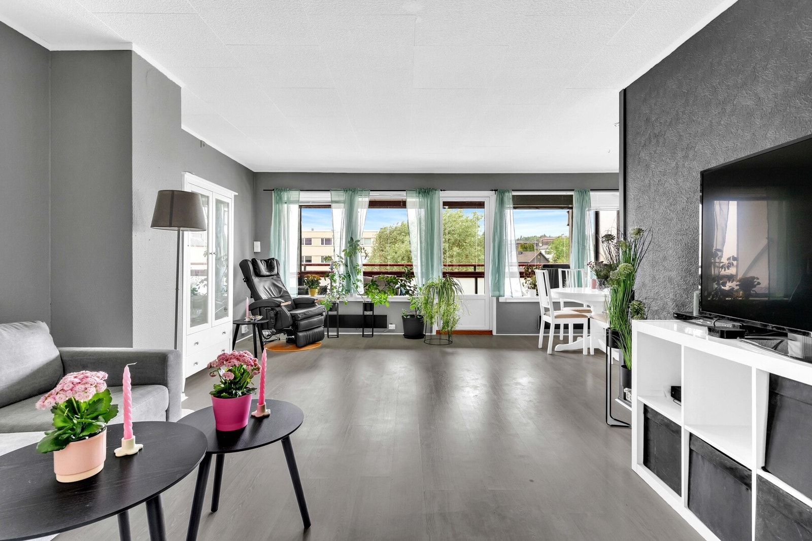 Fra balkongen beveger vi oss inn i selve "hjertet" til leiligheten. Galleribilde