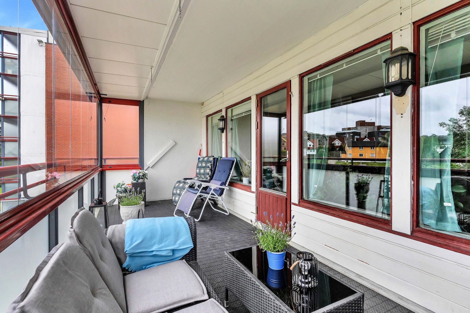 Balkongen er innglasset, noe som gjør at den kan nytes uansett vær! Galleribilde