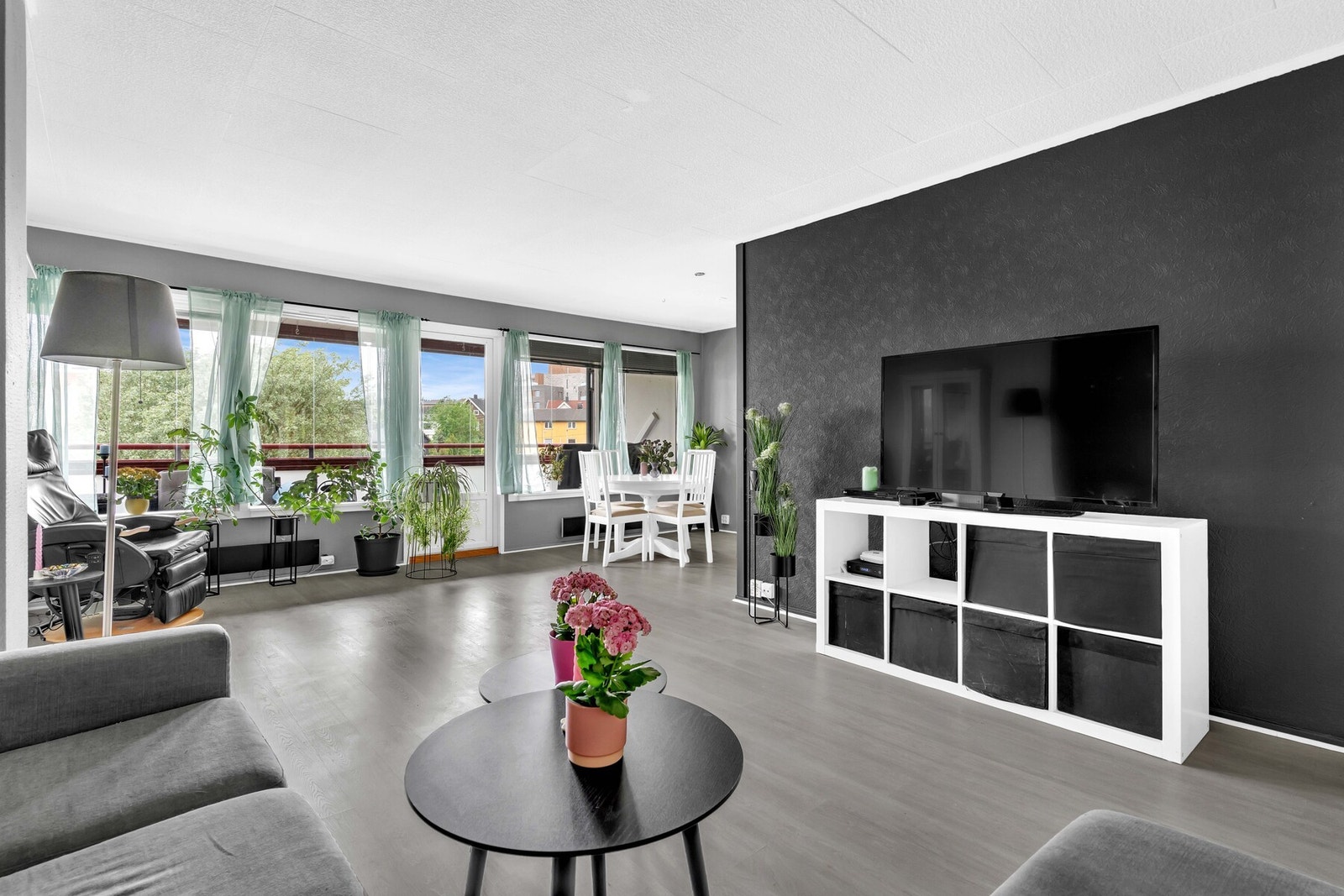 Denne leiligheten er på hele 104 m² og med det følger også en svært lys og luftig stue. Galleribilde